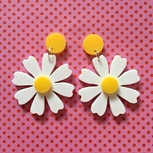 LorelaiLQ, Daisy Laser Cut Acrylic Earrings color White and yellow